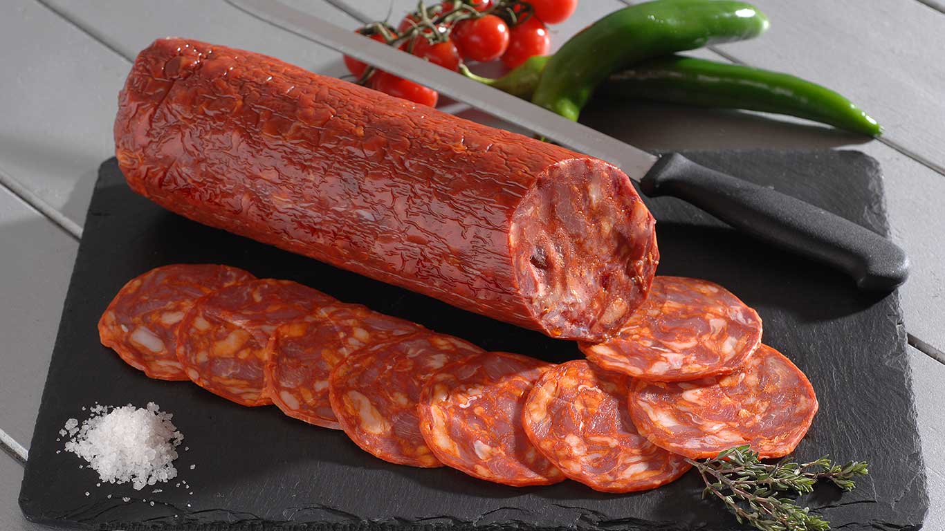 chorizo fort découpé sur une ardoise