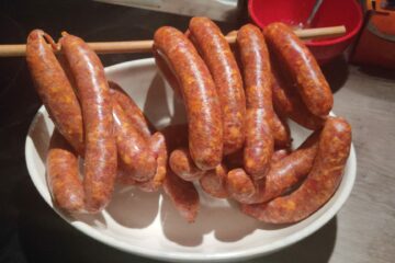 merguez tunisiennes dans une assiette blanche