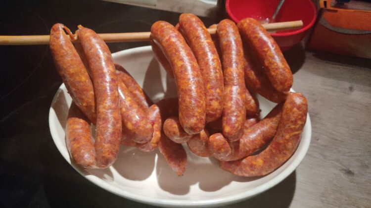 merguez tunisiennes dans une assiette blanche