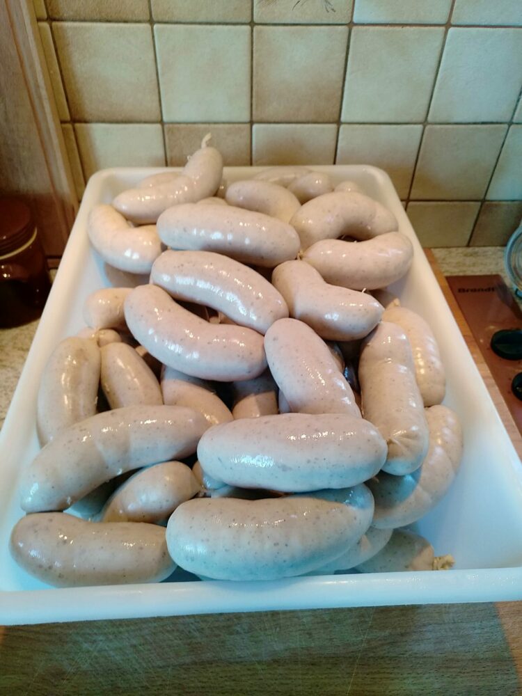 boudin blanc au porto dans un récipient en céramique