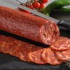 chorizo fort découpé sur une ardoise