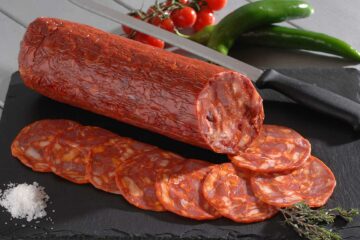 chorizo fort découpé sur une ardoise