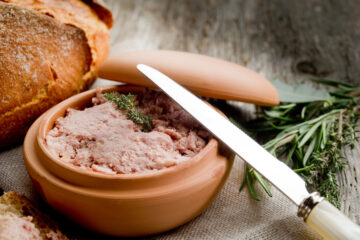 pâté de campagne dans un pot en argile