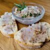 rillettes de poulet sur fond de bois