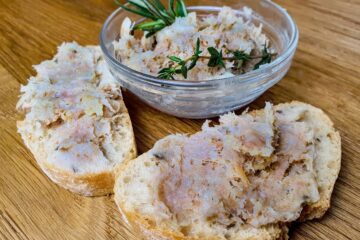 rillettes de poulet sur fond de bois