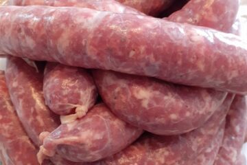 saucisse catalane sur planche en bois