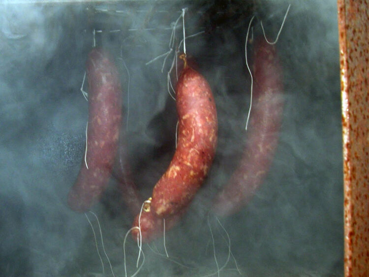 saucisson à l'ail en train d'être fumé