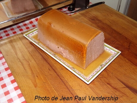 mousse de foie de porc sur une planche en bois