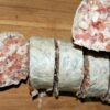 saucisse de couenne sur une planche en bois