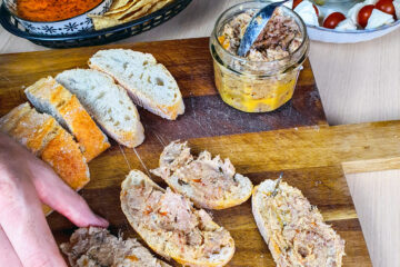 Rillettes de veau sur une planche en bois