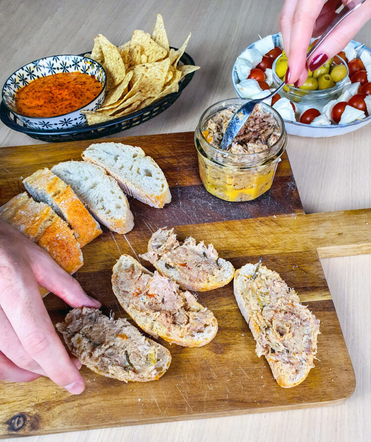 Rillettes de veau sur une planche en bois