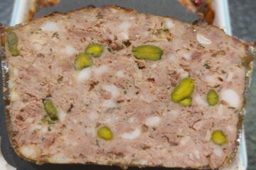 Découpe de terrine de porc aux pistaches maison