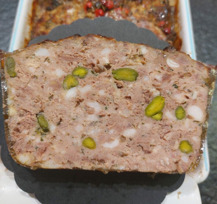 Découpe de terrine de porc aux pistaches maison